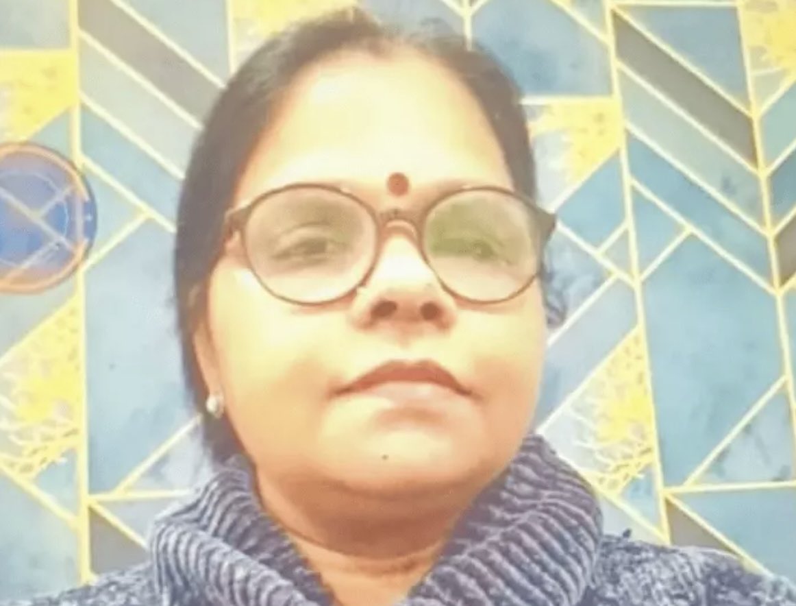 livereporting04's tweet photo. #ग़ाज़ियाबाद 
सुचना @Uppolice @ghaziabadpolice 

"गाजियाबाद में पति ने पत्नी की चाकू गोदकर हत्या कर दी। घर में मौजूद बेटी ने जब मां पर चाकू से वार करते पिता को देखकर बचाने आई तो बेटी पर भी चाकू से हमला कर लहूलुहान कर दिया। घटना के बाद आरोपी घर से भाग निकला। कमरे में हमले से पूरी तरह चारो ओर खून फैल गया।" @DCPRuralGZB @112UttarPradesh 
#breking #NewsUpdate