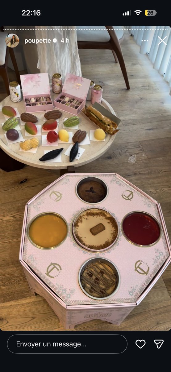 ksnnn__'s tweet photo. Mais le nombre de trompe l’œil ceux dans la boîte sont ceux qui n’étais pas casser y’a largement assez pour tout le monde pk elle fait manger c invité après qu’elle est croquer dedant au lieu d’en donner individuellement a chacune #poupettekenza elle voulais les garder pour elle? https://t.co/DCxS1dIch4