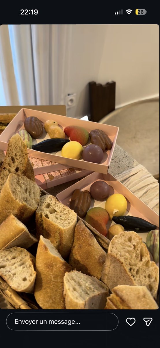 ksnnn__'s tweet photo. Mais le nombre de trompe l’œil ceux dans la boîte sont ceux qui n’étais pas casser y’a largement assez pour tout le monde pk elle fait manger c invité après qu’elle est croquer dedant au lieu d’en donner individuellement a chacune #poupettekenza elle voulais les garder pour elle? https://t.co/DCxS1dIch4