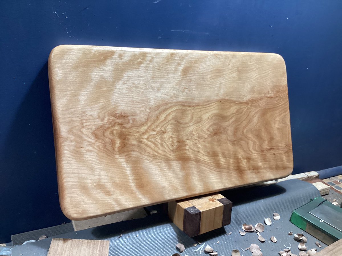 MaxymLab's tweet image. Planche à découper #Inthemaking
Essence: merisier figuré québécois 
Dimensions: 16.5 x 9.5 x 1.125