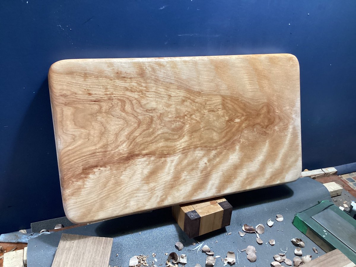 MaxymLab's tweet image. Planche à découper #Inthemaking
Essence: merisier figuré québécois 
Dimensions: 16.5 x 9.5 x 1.125