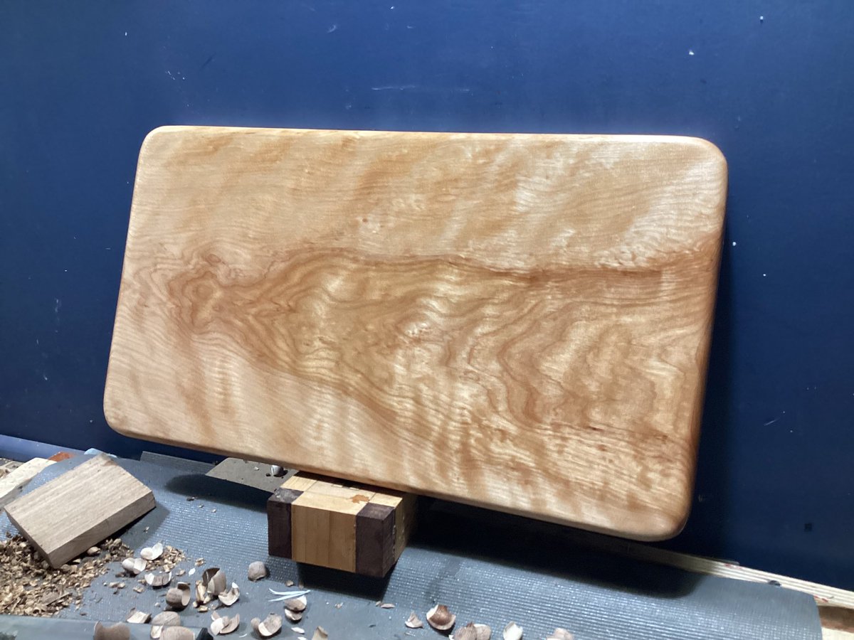 MaxymLab's tweet image. Planche à découper #Inthemaking
Essence: merisier figuré québécois 
Dimensions: 16.5 x 9.5 x 1.125