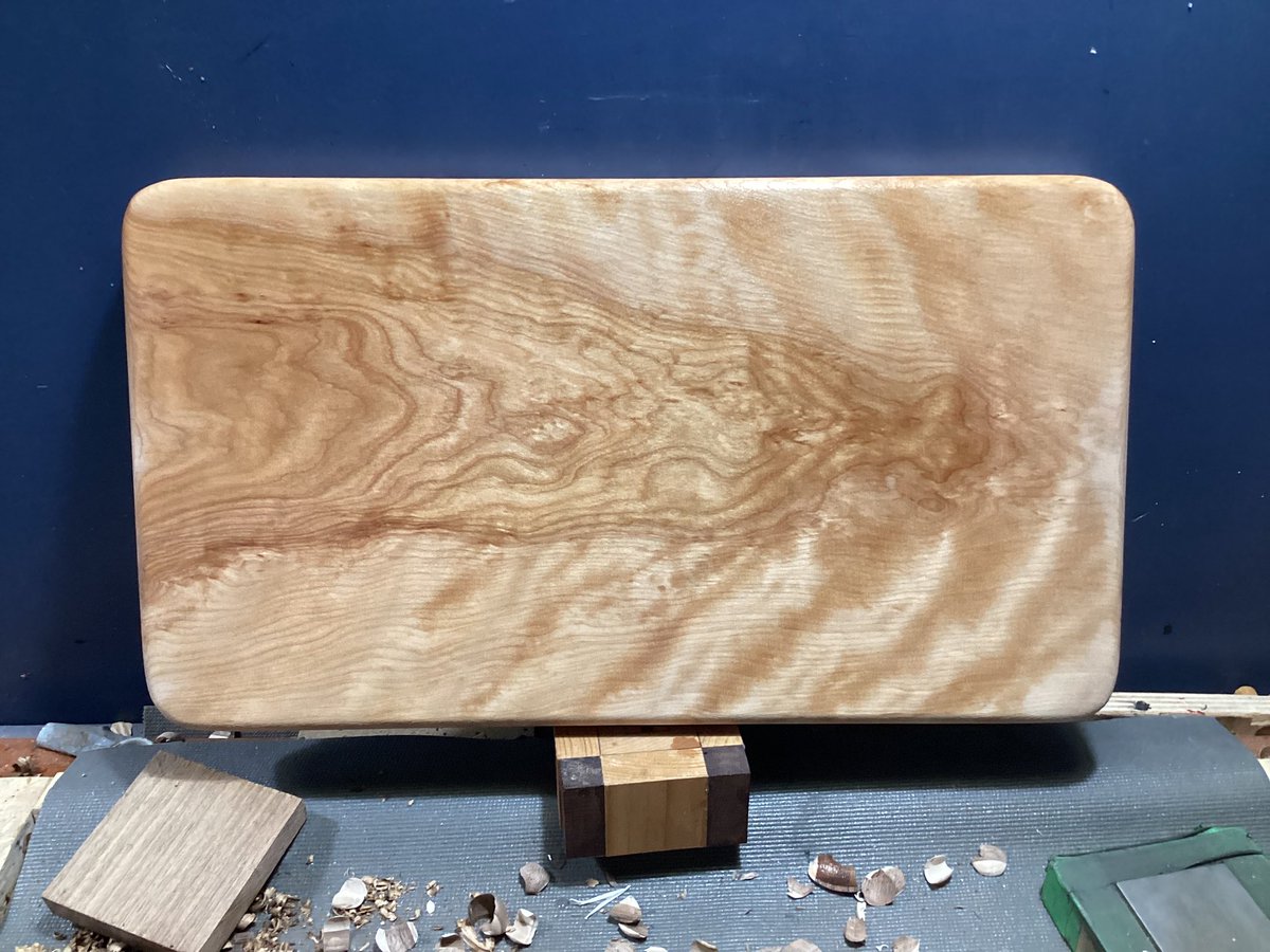 MaxymLab's tweet image. Planche à découper #Inthemaking
Essence: merisier figuré québécois 
Dimensions: 16.5 x 9.5 x 1.125