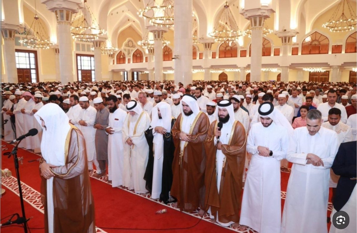 في وقت صلاة العشاء والتراويح سمعنا أصوات تصدي الدفاعات الجوية القطرية لصواريخ #إيران وهذه ملاحظاتي:

1. المساجد عامرة بالمصلين، ولم يكثرث أحد بصوت القصف
2. وفرة مياه الشرب بين الصفوف كالعادة، لدرجة أن بعض الشباب يأخذ معه بعد انتهاء التراويح

3. الحياة في شكلها الطبيعي بالمتاجر،