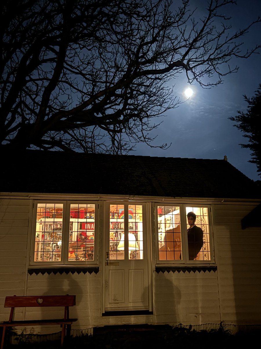 LynnParsonsUK's tweet photo. Looking Up at the Moon Over my Home Studio Roof #WindowOnMyWorld @magicfm #MellowMagic #DavidTennant #CardboardCutout Looking out of Window bottom right π³ https://t.co/F1KfVwgRrR