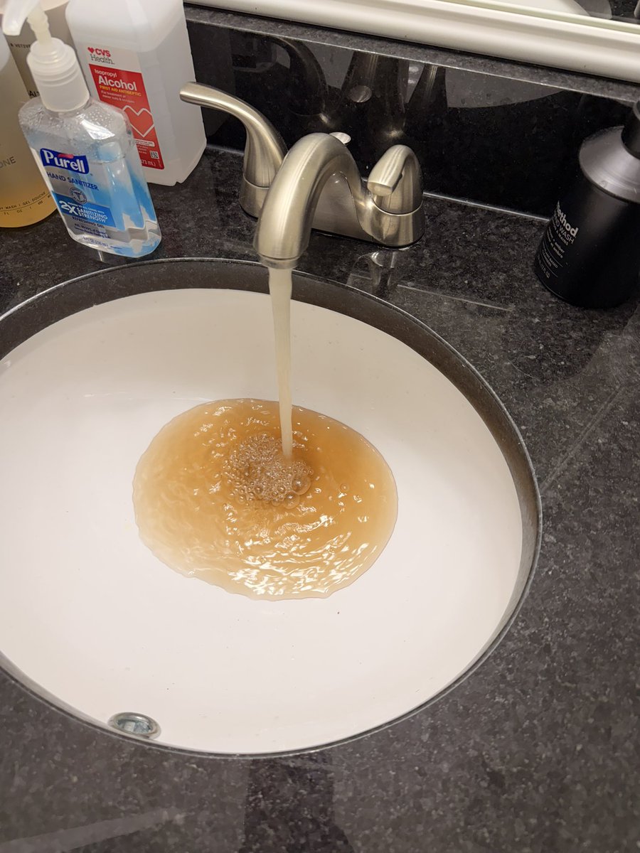 mannydinho's tweet photo. @DetroitWaterDep hey yall know why this is happening ? https://t.co/5RK7Xz6Z82