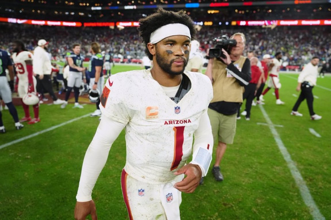 Arizona le comunicó a Kyler Murray que no formará parte del equipo para la siguiente temporada.

Esto también significa que los Cardinals le pagarán al Qb los siguientes dos años poco más de $55 millones por NO JUGAR en el equipo.

Muy seguro que Murray encontrará equipo.