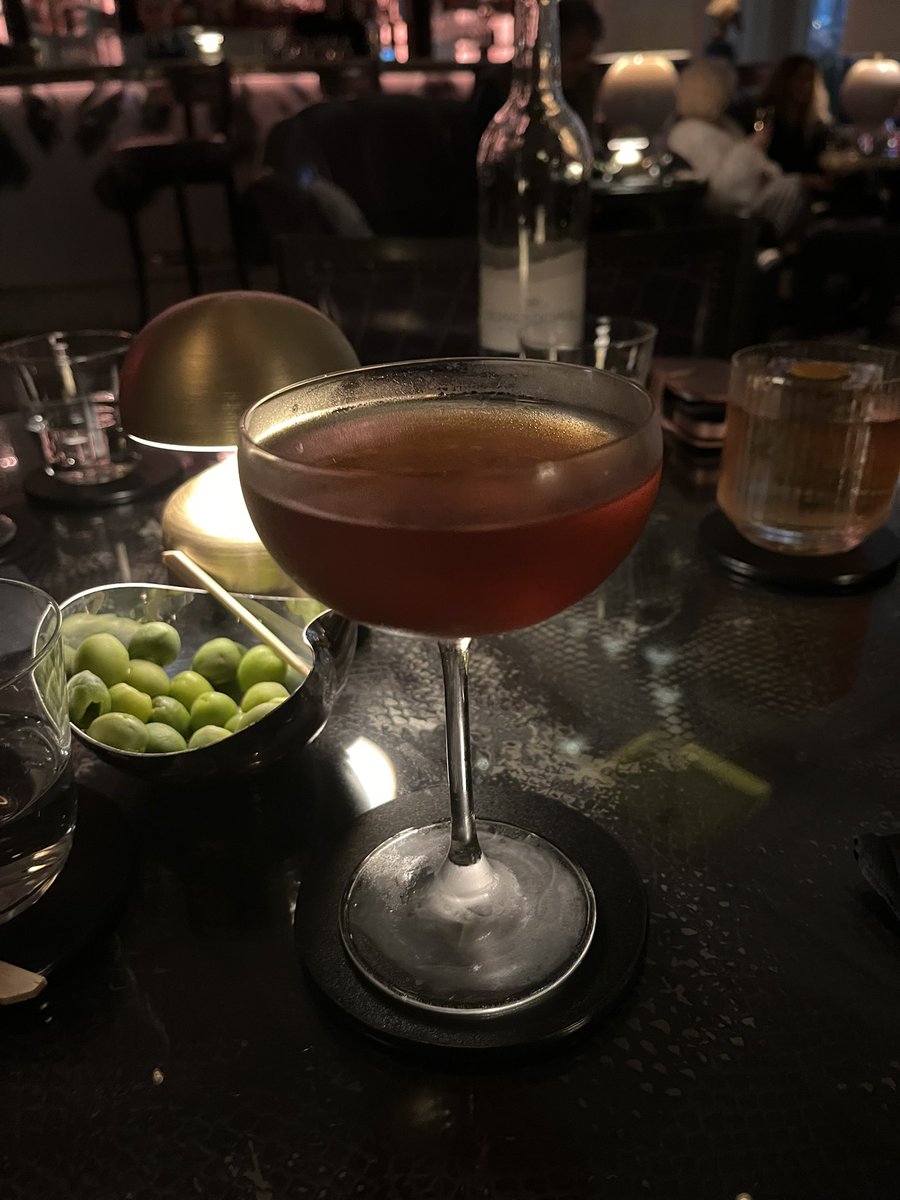 Manhattan2to1's tweet photo. Manhattan news. An excellent,  perfect Manhattan @TheLanghamHotel London. https://t.co/xNdZPxaDsx
