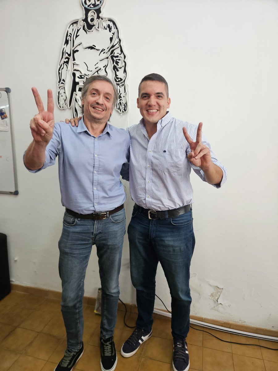 AleMeloOk's tweet photo. Nos juntamos con el compañero Máximo Kirchner para seguir trabajando por un peronismo q vuelva a representar, q se haga cargo de los problemas de los argentinos y las argentinas y ofrezca una alternativa al ajuste y la crueldad del gobierno de #Milei

Leales a @CFKArgentina ❤️ https://t.co/2NjyiVQOrj