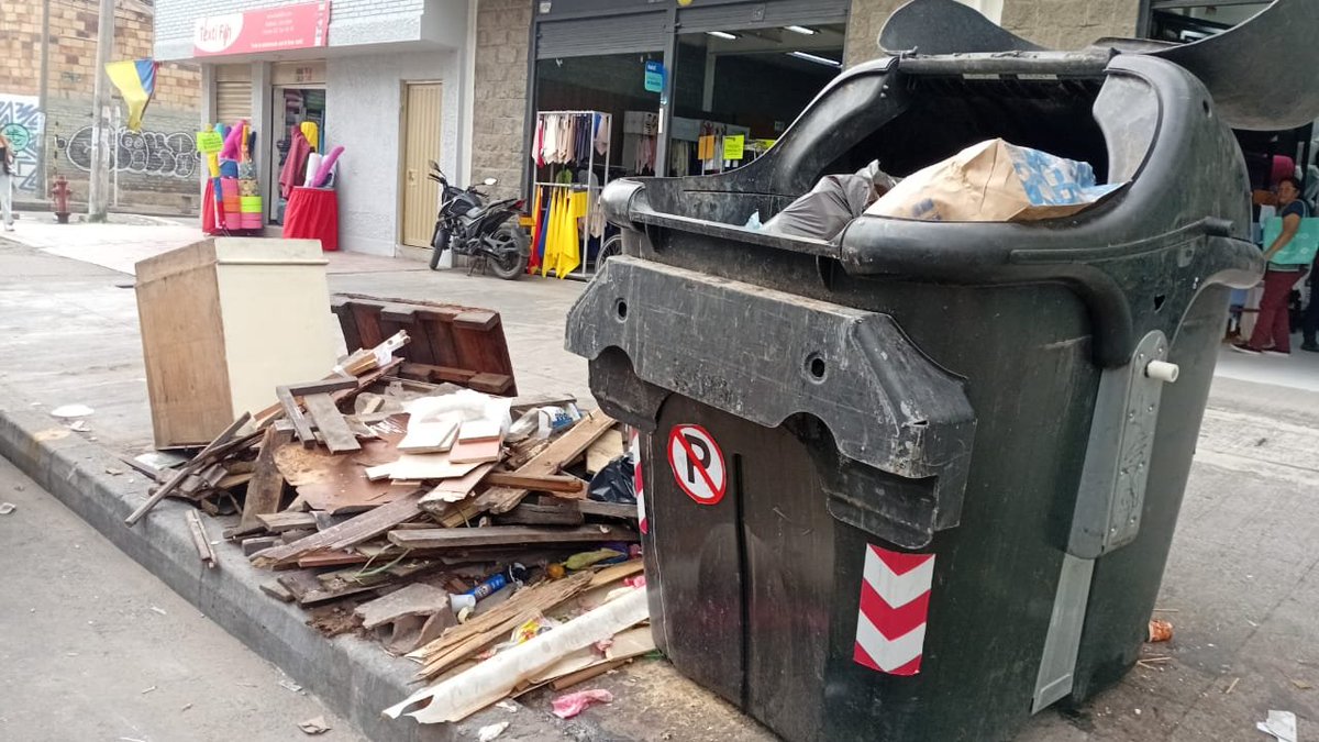 asotexco's tweet photo. En la Cra 52 C  entre calle 40 Sur y calle 40 A Sur no se está realizando una recolección adecuada de las basuras, esto está generando problemas de salubridad a la comunidad y afectaciones al comercio de la zona. Solicitamos pronta intervención. @Uaesp @PuenteAranda_ https://t.co/F7RgbYc2rD