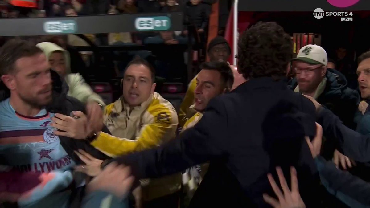 الأجواء كانت مشحونة بعد صافرة النهاية! بورنموث برينتفورد 