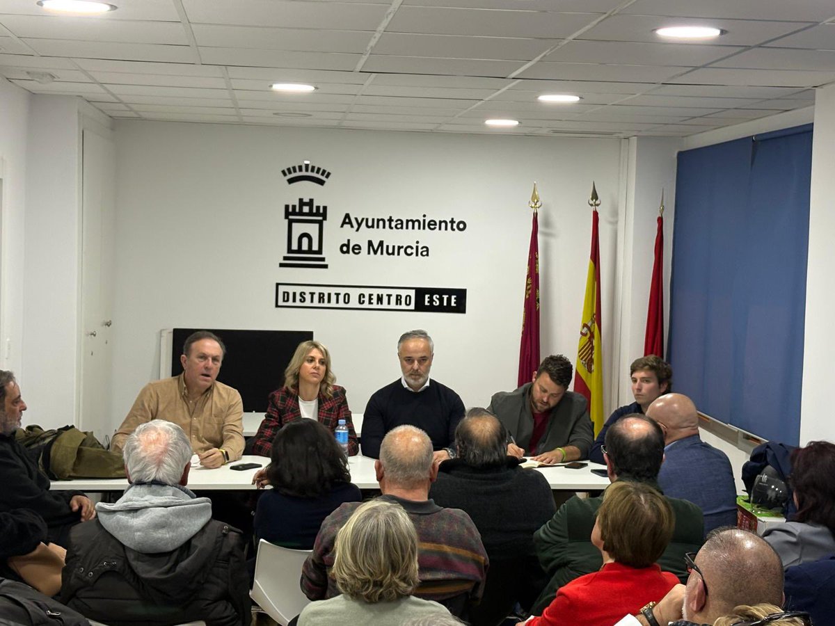 ‼️Esta noche , los concejales del grupo municipal de <a href="/vox_es/">VOX 🇪🇸</a> en el ayuntamiento de Murcia nos hemos reunido con nuestros vocales del centro para afrontar los problemas de nuestros barrios (limpieza, inseguridad, vivienda, movilidad, promesas incumplidas, ruina, impuestos