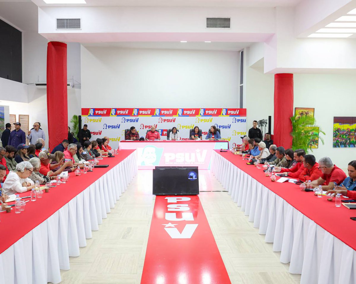 Nancy44441184's tweet photo. Hoy, la Presidenta Encargada 
Delcy Rodríguez compartió junto a la Dirección Nacional del PSUV una jornada de reflexión necesaria y profunda. El mensaje es claro: el Partido es el pueblo organizado en defensa de su libertad.
​Estamos en cada calle y en cada comunidad, profundizando la transformación que Venezuela necesita, siempre con la mirada puesta en la paz y la independencia nacional. ¡Gracias Cumaná por ser el escenario de este reencuentro con nuestras raíces y nuestro futuro! 
​#Venezuela #PSUV #JusticiaSocial #CumanáConDelcy