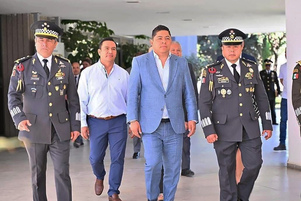 Este martes, damos la bienvenida al Gral. Bgda. GN. de E.M. Jorge Enrique Martínez Medina, quien asume la coordinación estatal de la Guardia Nacional en San Luis Potosí. 🇲🇽

Juntos vamos a seguir reforzando la seguridad en nuestro estado para que las familias potosinas vivan con