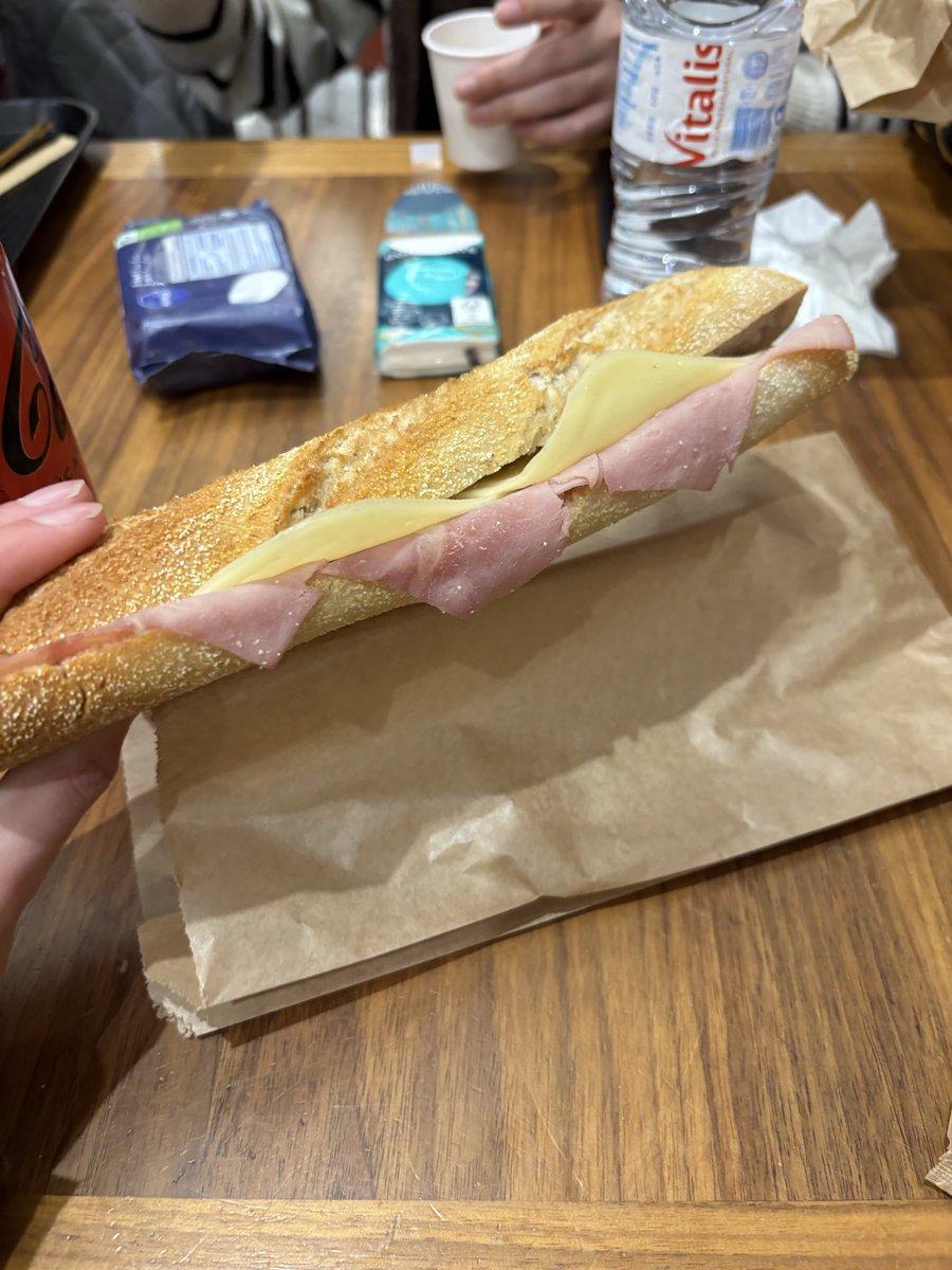 HuskyyS2's tweet photo. Adoro o aeroporto do Porto ❤️ https://t.co/2ftC99dne6