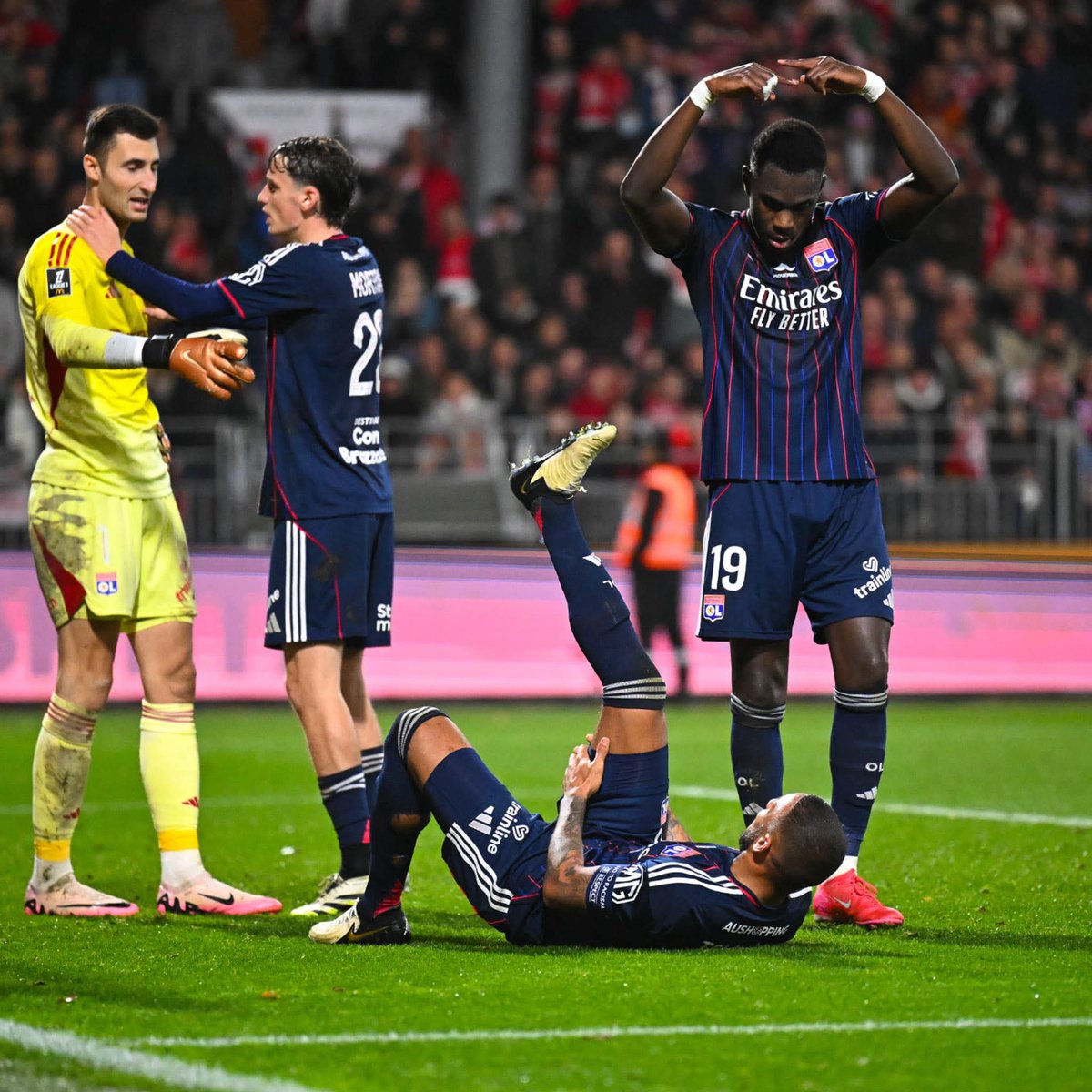 OM_Ouagadougou's tweet photo. 📊 Lors du match #OMOL, les joueurs lyonnais auront cumulé 14 minutes et 16 secondes au sol sur l’ensemble de la rencontre. Hallucinant.
#TeamOM | #OMOL | #Ligue1
==
Avec le boss #Tolisso rien d'étonnant dans ça. C'est lui que certains veulent voir en EDF ! #Gones https://t.co/Da5wRK2Jir