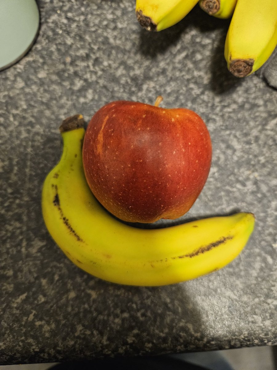 Kate_Brindle's tweet photo. Disappointed in @asda my second online shop including bananas and this is the size they gave me, i ordered normal size, not kids snack size and the first lot browned in 2 days. Shame as it took the stress out of going to the shops 😔 https://t.co/7XYtnRhrN2