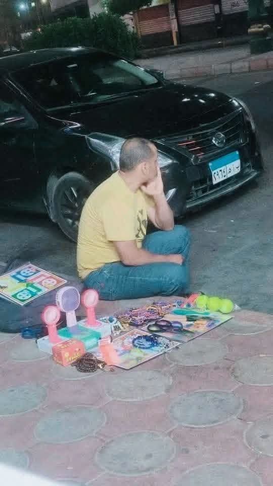 snaae123's tweet photo. الراجل ده علي باب الله
 بيلف علي رجليه وبيبيع الحاجات اللي في الصورة دي ودائما بيكون موجود بليل أمام مطعم رشة ملح اللي جنب كنتاكي - دمنهور

ياريت نقدر نساعده ونقف جنبه
وحضرتك لو نزلت الصور بتاعته يمكن تكون سبب جزاك الله كل خير
دعم للراجل المحترم ده 🤍
ربنا يرزقه https://t.co/sSwBGcAYKL