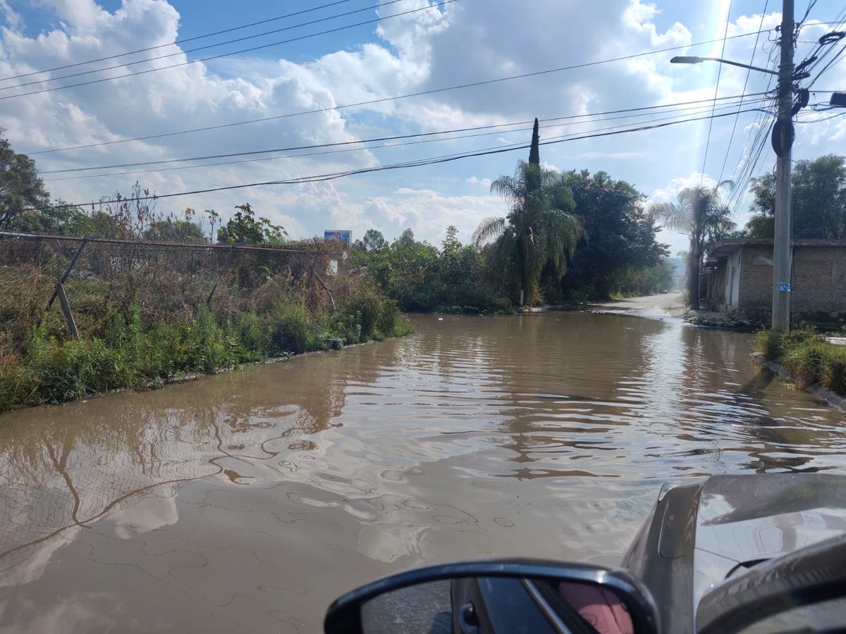 erickpartida's tweet photo. @AnalhyF @gobierno_tonala @SeguridadTon @siapagdl @tonaladehoy @marmol_digital @Trafico_ZMG @SergioChavez_D Se solicita su apoyo para difundir el drenaje en la Colonia Paseos de Tonala hacia los campos vida está totalmente rebasado y colapsado en ambas vías se presenta salida de aguas negras de las alcantarillas Reporte SIAPA 3 de Marzo2026
Número de reporte: 11567562 @marmol_digital https://t.co/ZQb21BbtvJ