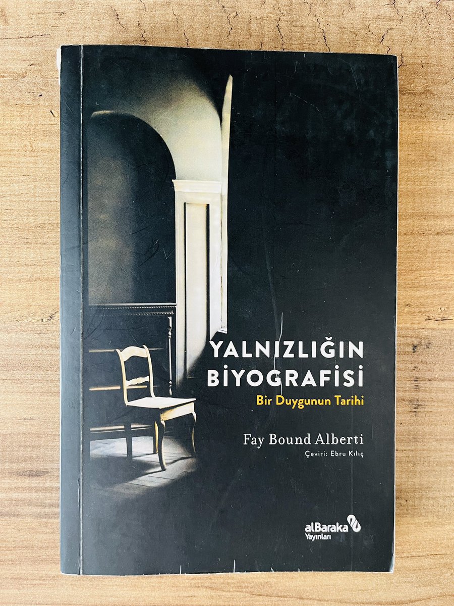 “İnsanın duygusal olarak yabancılaştığı insanlarla vakit geçirmesi, tek başına olmaktan daha yalnız hissettirebilir.”
s.233