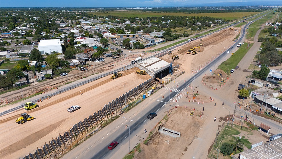 gobdecordoba's tweet image. Avanzamos con la construcción del altonivel sobre la autovía Ruta 19, a la altura de la localidad de #MalvinasArgentinas.🚧

👷‍♂️ El proyecto comprende un #viaducto y un #puente sobre la Av. San Martín, la principal arteria urbana de la localidad donde residen 21 mil personas.

📌