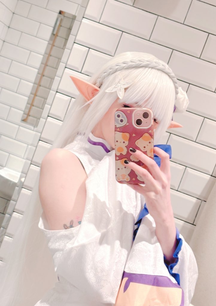 awngelfae's tweet photo. srry for never ever posting ;3 
twt/x is so dead 2 me but never posted these anywhere sooo~ T^T🤍💜

#emiliarezero #rezerocosplay #rezero #emiliacosplay #cosplay https://t.co/Z3zpV27Qy9