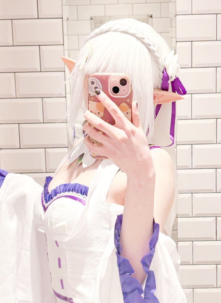 awngelfae's tweet photo. srry for never ever posting ;3 
twt/x is so dead 2 me but never posted these anywhere sooo~ T^T🤍💜

#emiliarezero #rezerocosplay #rezero #emiliacosplay #cosplay https://t.co/Z3zpV27Qy9