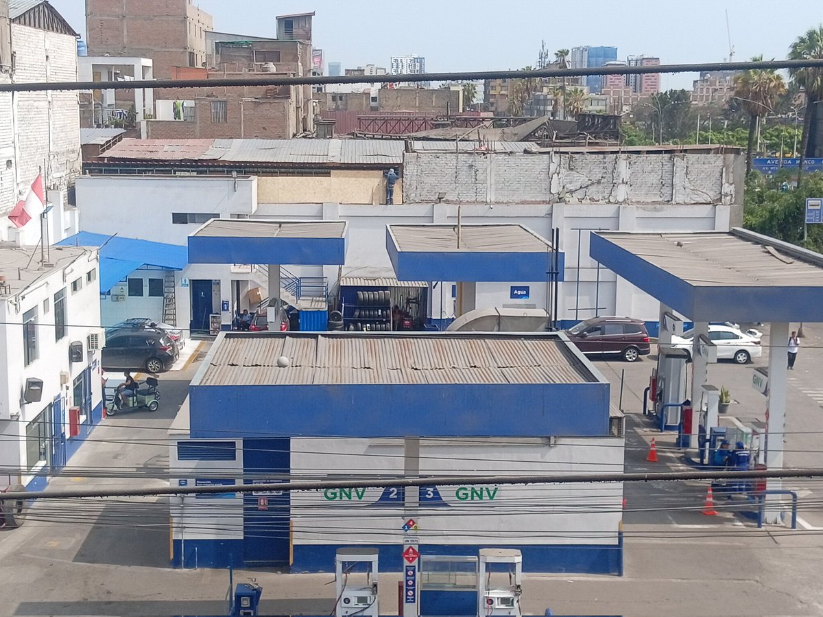 Están armando un almacén a todas luces clandestino y full contrabando (como casi todo lo que venden  los mal llamados "mañaneros") al lado de un grifo. <a href="/munilavictoria/">Municipalidad de La Victoria</a> <a href="/MuniLima/">Municipalidad de Lima</a> <a href="/SUNATOficial/">SUNAT</a>