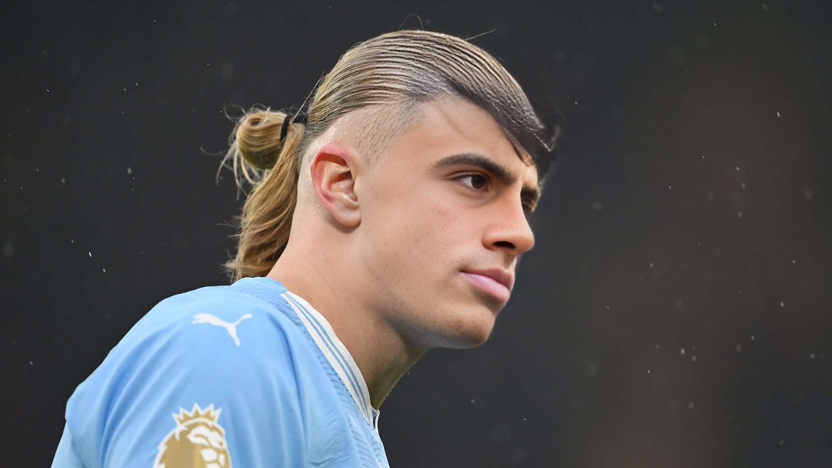 - Barcelone doit recruter un numéro 9 au plus vite.

Marc Bernal: