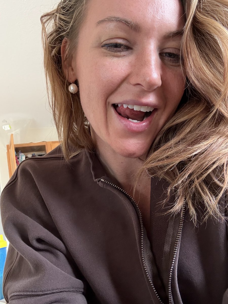 EMarie2222's tweet photo. Just doing a little daydreaming. Do you find yourself doing that at times? What do you think I'm daydreaming about? https://t.co/4bx4SMbzpg