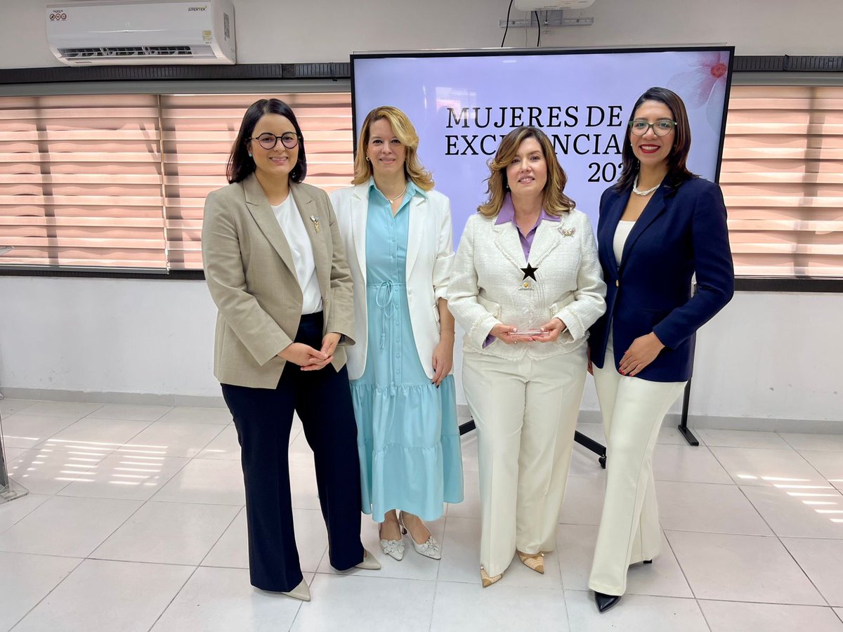 camarasd's tweet photo. En el marco del Día Internacional de la Mujer, la @ANEIHRD  reconoció a nuestra presidenta, @HLucile  , como mujer destacada en el sector privado.

En sus palabras de agradecimiento, Houellemont resaltó el directorio de empresas MujerEs y el programa formativo para empresarias MujerEs Avanza, parte de nuestras iniciativas en la Cámara para fomentar la empresarialidad femenina. 

Como dijo Lucile en sus palabras, apoyar a una mujer líder no es un gesto simbólico: es una inversión en una sociedad más justa, más productiva y más humana.

#CámaraSantoDomingo #LiderazgoFemenino