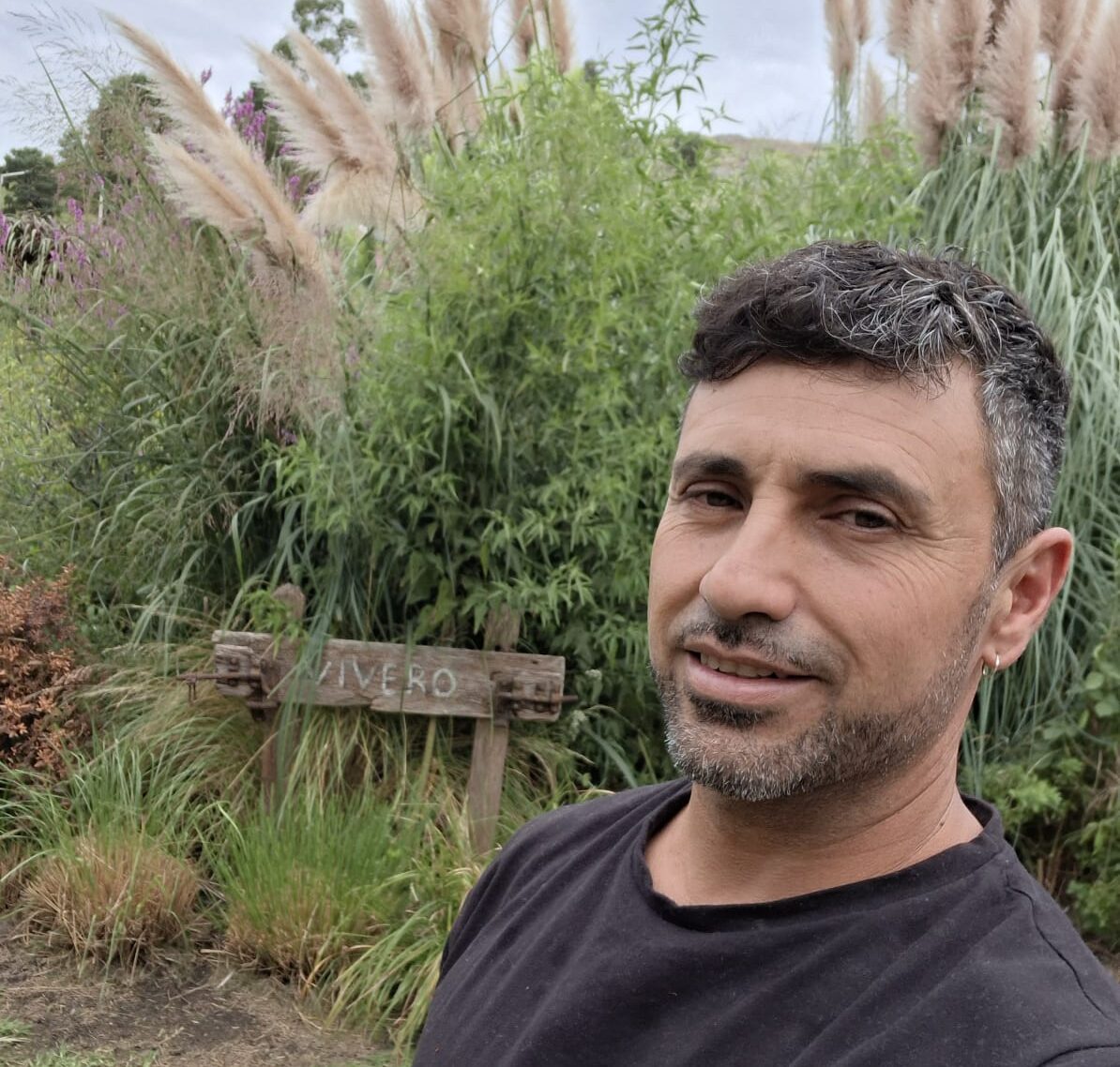 AbbadieOsc34441's tweet photo. ¿Y si el "yuyo" fuera la estrella de tu jardín?
En Tandil, Mingo de Rico creó "Entre Yuyos", un vivero que desafía lo tradicional.
✅ Integración de nativas y herbáceas.
✅ Valorar lo espontáneo sobre lo comercial.
#Paisajismo #Tandil #Nativas #EntreYuyos #AgroInteligente https://t.co/JHRLi2ZaBr