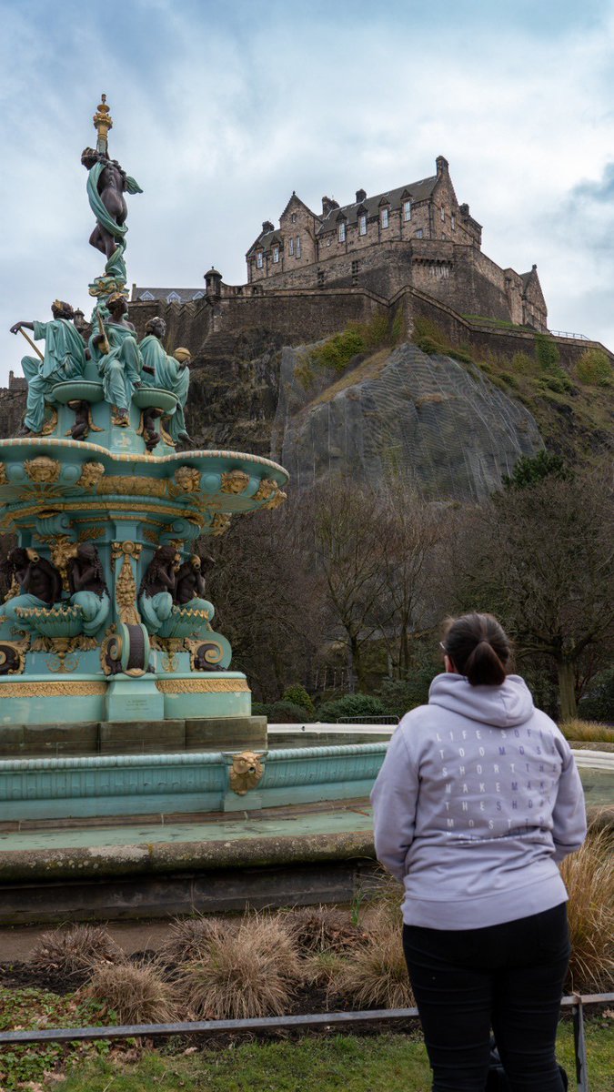 KirstyRubyfan's tweet photo. Life’s too short make the most of it. Took the trip to Edinburgh and had a brilliant time. Obviously has to rep the merch while admiring the view of Edinburgh castle. @Syndicate @SyndicateOG https://t.co/jwzeiHA2Dc