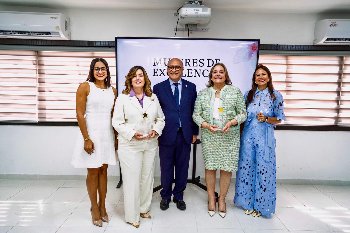 camarasd's tweet photo. En el marco del Día Internacional de la Mujer, la @ANEIHRD  reconoció a nuestra presidenta, @HLucile  , como mujer destacada en el sector privado.

En sus palabras de agradecimiento, Houellemont resaltó el directorio de empresas MujerEs y el programa formativo para empresarias MujerEs Avanza, parte de nuestras iniciativas en la Cámara para fomentar la empresarialidad femenina. 

Como dijo Lucile en sus palabras, apoyar a una mujer líder no es un gesto simbólico: es una inversión en una sociedad más justa, más productiva y más humana.

#CámaraSantoDomingo #LiderazgoFemenino