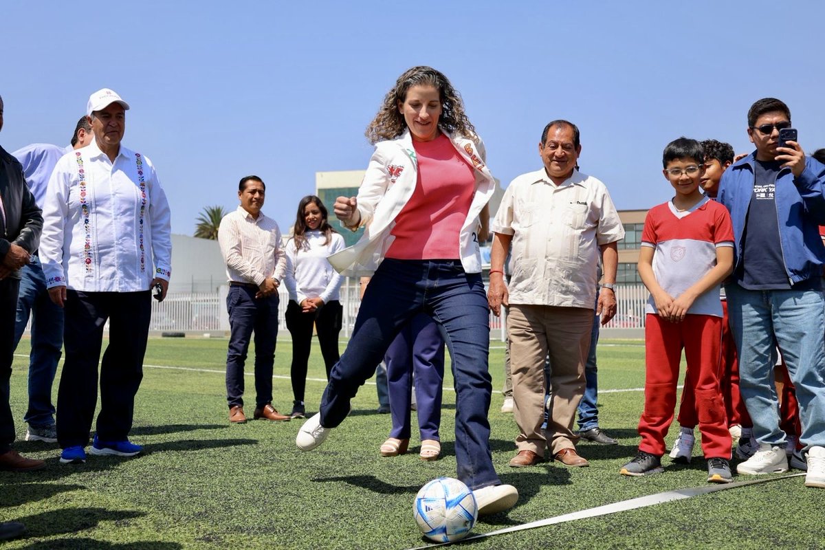 MariMandujanoC's tweet photo. Hoy tuve el gusto acompañar al Srio. @natycastrejonv, en la patada inicial del Mundialito Escolar 2026.

El deporte ha sido una pasión que comparto con mis hijos; estoy convencida que no solo nos ayuda a mantenernos saludables, nos enseña disciplina, trabajo en equipo y respeto. https://t.co/kRODYQhAND