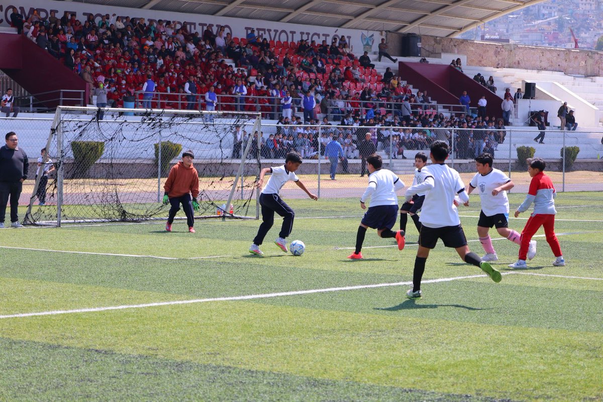 MariMandujanoC's tweet photo. Hoy tuve el gusto acompañar al Srio. @natycastrejonv, en la patada inicial del Mundialito Escolar 2026.

El deporte ha sido una pasión que comparto con mis hijos; estoy convencida que no solo nos ayuda a mantenernos saludables, nos enseña disciplina, trabajo en equipo y respeto. https://t.co/kRODYQhAND