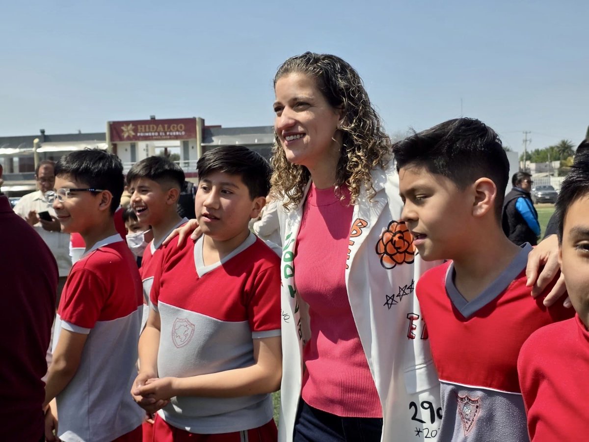 Hoy tuve el gusto acompañar al Srio. <a href="/natycastrejonv/">Naty Castrejón</a>, en la patada inicial del Mundialito Escolar 2026.

El deporte ha sido una pasión que comparto con mis hijos; estoy convencida que no solo nos ayuda a mantenernos saludables, nos enseña disciplina, trabajo en equipo y respeto.