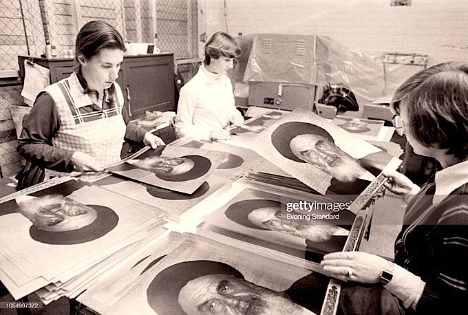 #الخميني_المجوسي و فرخه #الخامئني
جهزته وسوقت له بريطانيا إعلاميا في إيران و أحضرته فرنسا بطائرتها إلى طهران؟ وبعدها يقولون عننا في #الخليج أننا عملاء للغرب😂