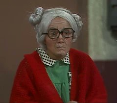 antinomlenda's tweet photo. A vó da Chiquinha era a personagem com mais aura do Chaves:

- Avó da Chiquinha
- Peitava a Dona Florinda, não levava desaforo pra casa
- Ao ver o Chaves sendo explorado convocou um protesto no restaurante da D. Florinda
- Causou o fechamento do Restaurante
- Seduziu todos os homens da vila com a sua labia
- Enrolava o Seu Barriga se fazendo de louca só pra não pagar aluguel
- Cuidava da Chiquinha
- Anciã