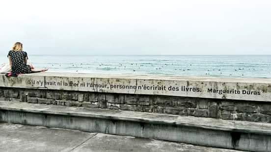 Il y a trente ans aujourd’hui que Marguerite Duras nous a quittés. Souvenir de cette citation sur #lamurette de la Côte des Basques désormais effacée par les éléments. 📚