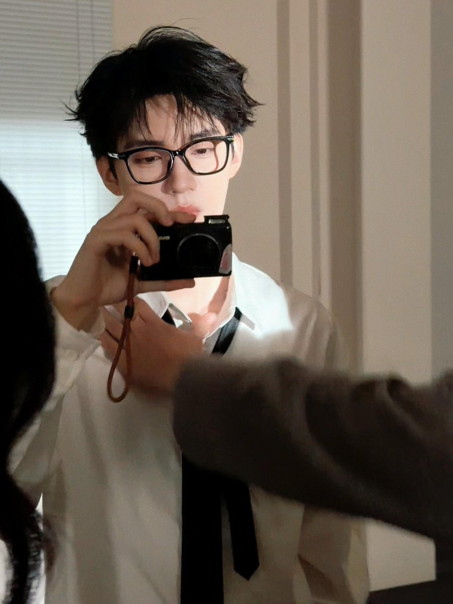 Yiranx's tweet photo. White shirt, glasses, camera are a perfect combination. https://t.co/zJmkbroHxP