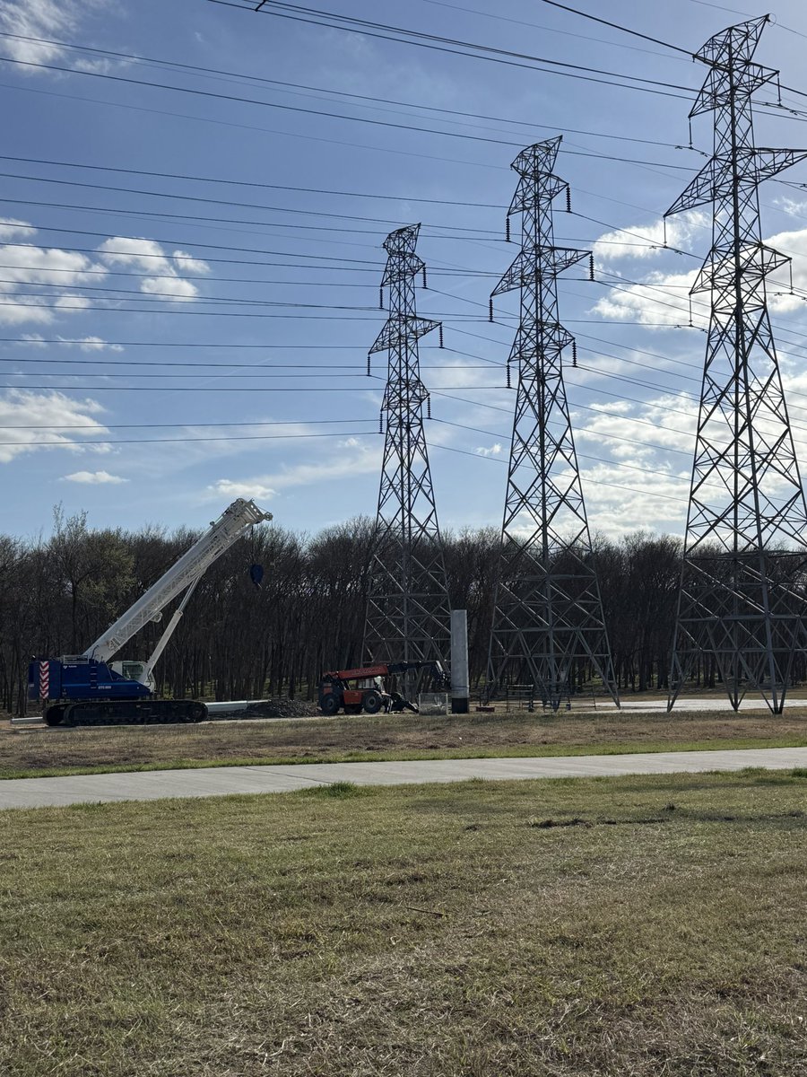 Texan765's tweet photo. Electrical contractor putting up new transmission towers behind my house. 💪🏻 #workstuff https://t.co/Gdbm0y1oup