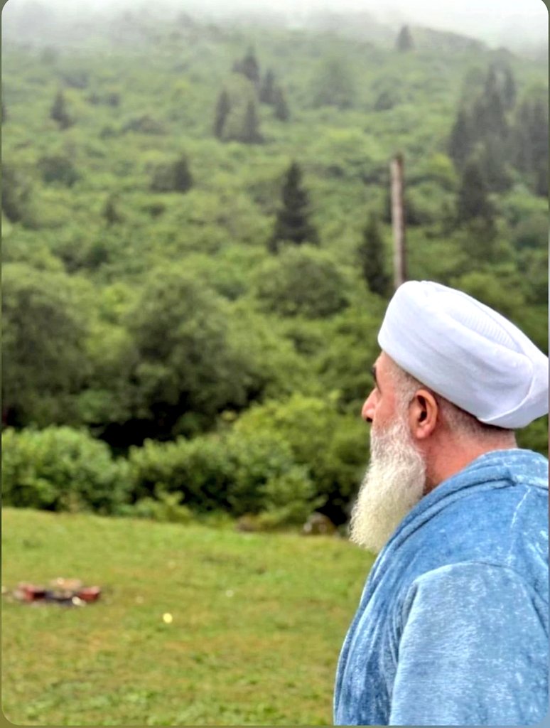 ....

Şeyhim derki...🥀

Yalnız bu yol gül bahçesi gibidir. Kokusu hoştur, aşığı mest eder. Ancak dikeni bol, hazanı çoktur...

Buna da razı mısın...?