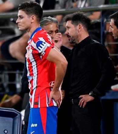 Sorloth es el peor delantero que jamás vi en toda mi vida y Simeone lo pone de titular antes que Julian Alvarez, no solo eso, deja a Julian de LATERAL para que el otro tronco tenga todo a favor.

Saquenle el título de DT, porfavor.