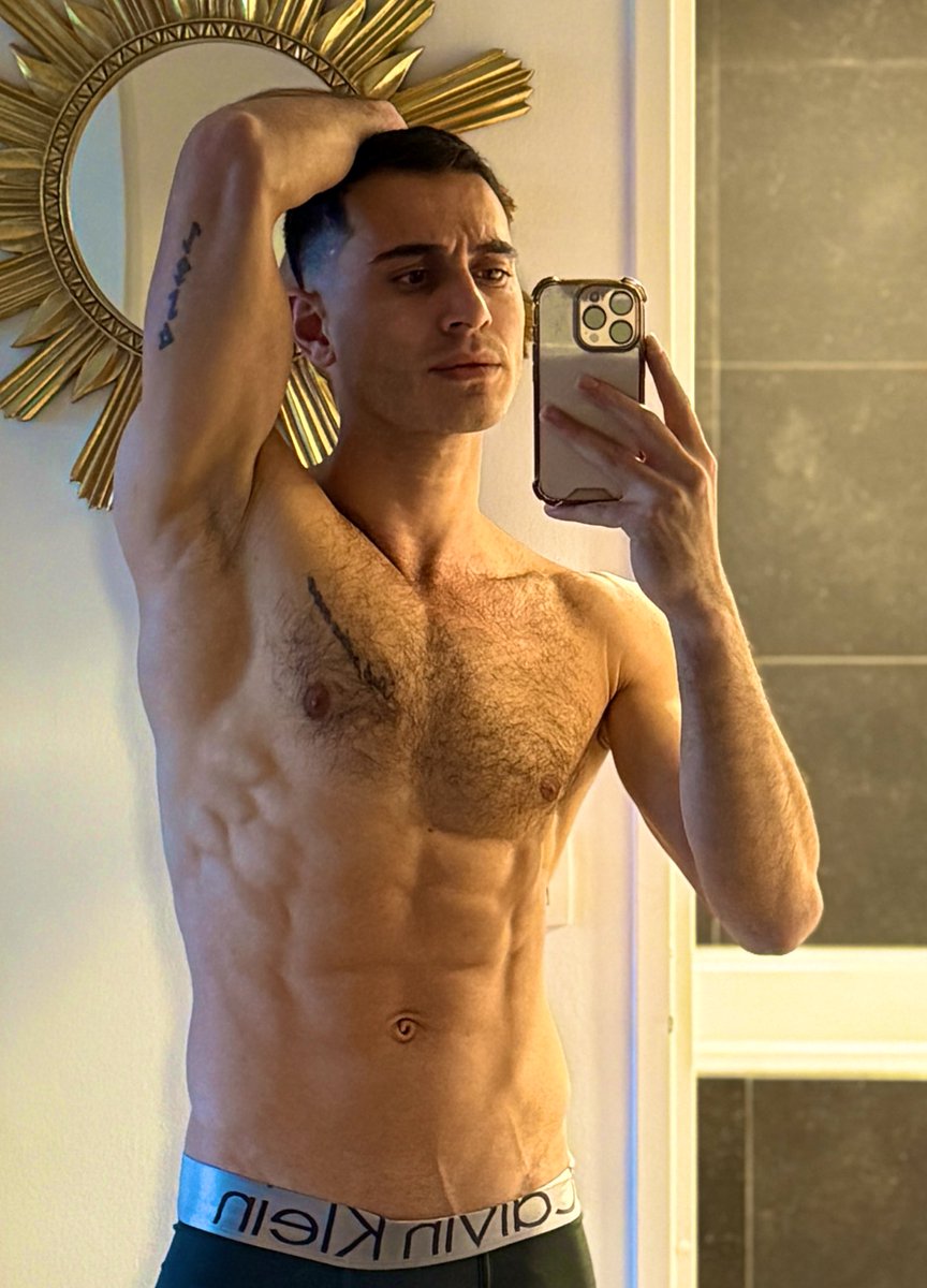 harunctz's tweet image. Good night from #brussels #belgium #brussel #fit #man