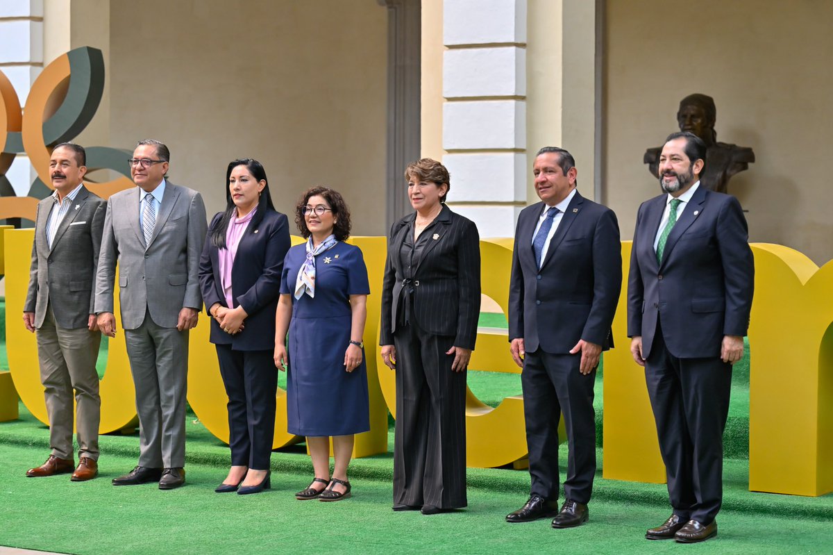 Hoy acompañé a nuestra Gobernadora, la Maestra <a href="/delfinagomeza/">Delfina Gómez A.</a>, al Primer Informe de Actividades de la Doctora en Ciencias Sociales <a href="/PatyzarzaUaemex/">Paty Zarza</a> como Rectora de la #UAEMéx, un momento histórico para nuestra máxima casa de estudios.