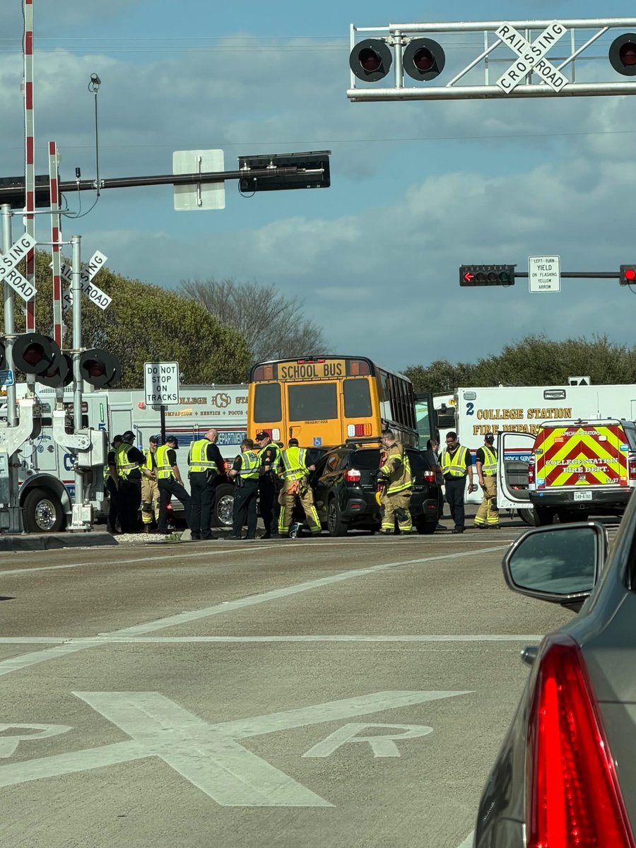 RustySuretteTV's tweet photo. 🚨BREAKING: An SUV and a school bus have been involved in a crash at Rock Prairie Road and Wellborn Road in College Station. 

Thankfully, no children were injured. CSISD is working to bring another bus to the scene to transport the children home. 

At this time all west bound traffic from Rock Prairie Rd and Wellborn Rd is closed and west bound turn lane to go north on Wellborn Rd from Rock Prairie Rd is shut down. 

Please find an alternate route and drive safe.

📸: Megan Jones and CSPD