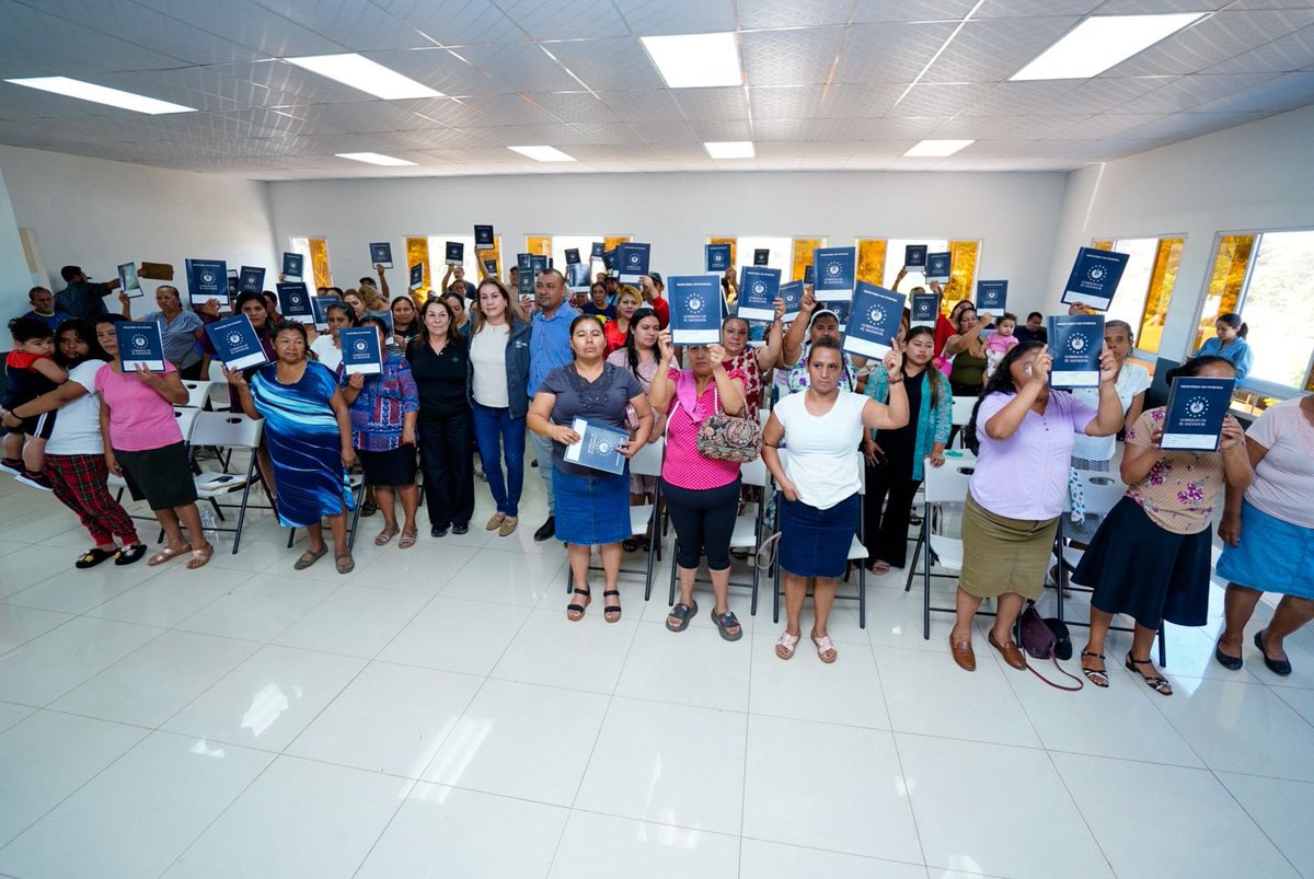 La Ministra <a href="/misol140/">Michelle Sol 🇸🇻</a> informa que se entregaron escrituras de propiedad a 57 familias de la comunidad Onofre Durán, en Ahuachapán Centro.

"Aquí en el 2017 nuestros aliados de <a href="/GAGsv/">Gente Ayudando Gente</a> iniciaron un proceso de construcción de viviendas, el terreno es municipal, las familias aportan