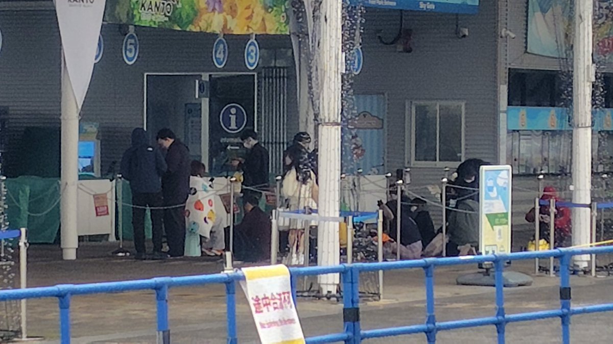 平日だけど、まだ7時だけど
よみうりランドの入り口に行列が💦
ポケパークカントー、予約しててもそんなに早く行かないとなの？💦
#ポケパークカントー　 #よみうりランド 　#散歩中