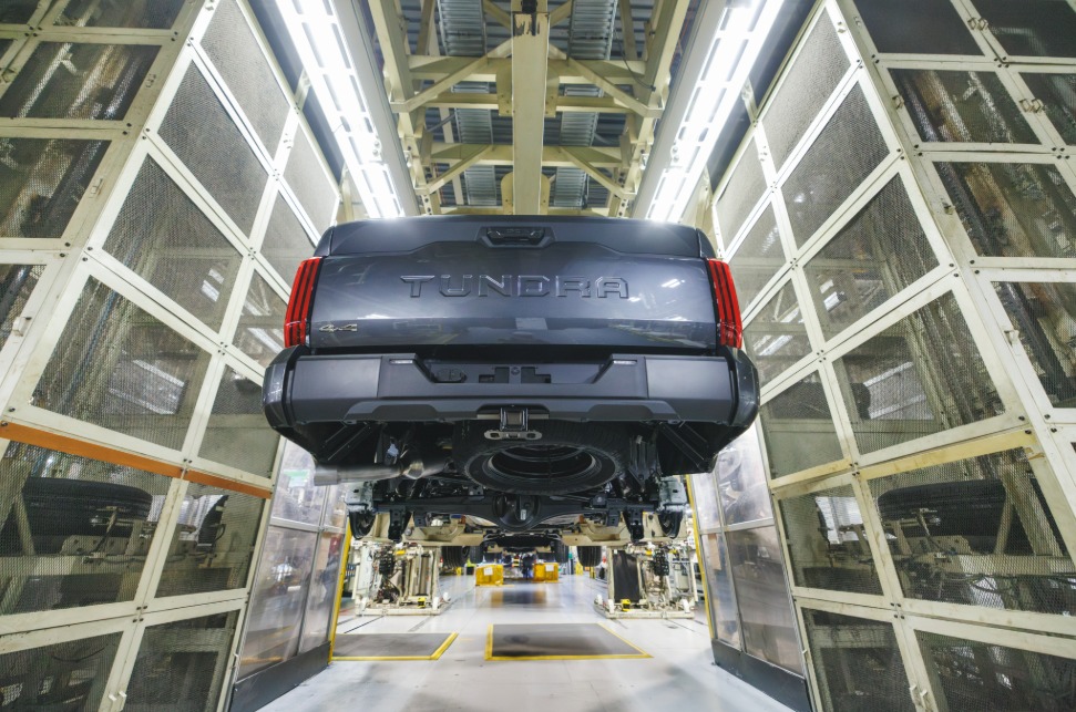 News4SA's tweet photo. NOW HIRING | Toyota is expanding its San Antonio campus with a $531 million investment in a new rear axle unit plant, a move that will add more than 400 jobs and streamline the company’s North American supply chain. https://t.co/cbyfoZ6EmM https://t.co/v3gYCOzgiz